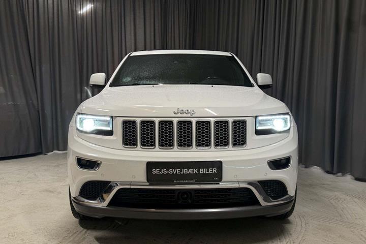 Hvid Jeep Grand Cherokee fra 2015 set udefra