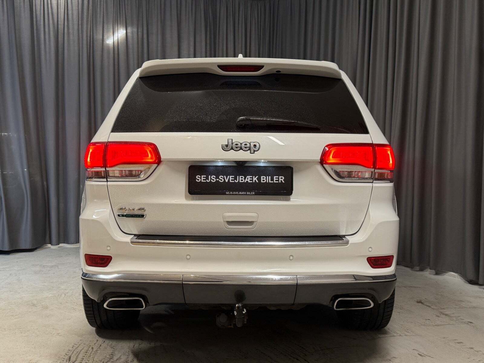 Hvid Jeep Grand Cherokee fra 2015 set udefra