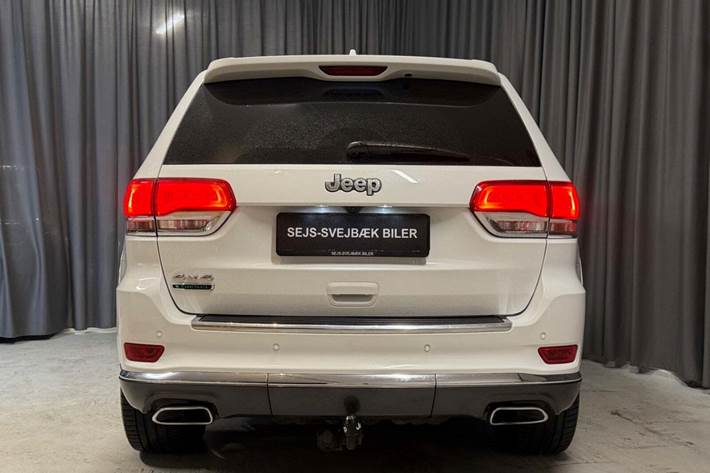Hvid Jeep Grand Cherokee fra 2015 set udefra