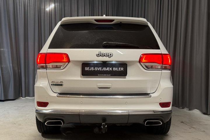 Hvid Jeep Grand Cherokee fra 2015 set udefra