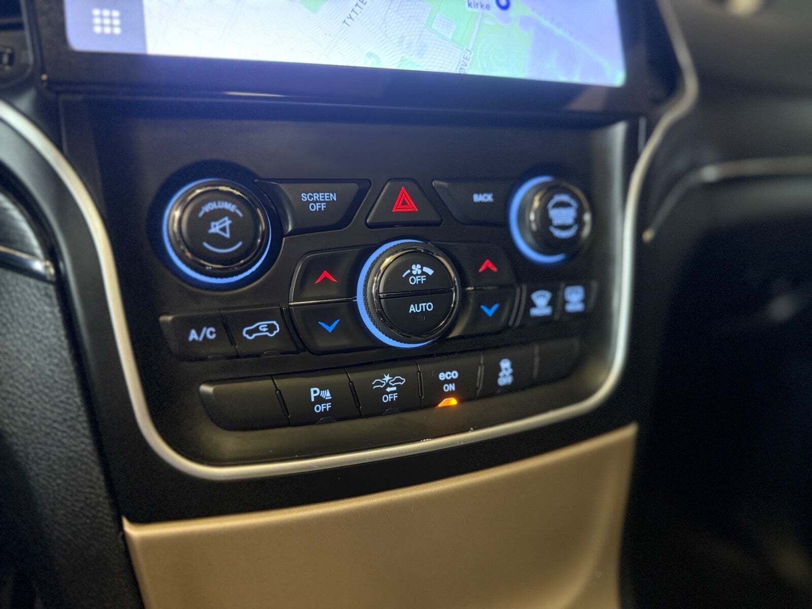 Hvid Jeep Grand Cherokee fra 2015 set indefra