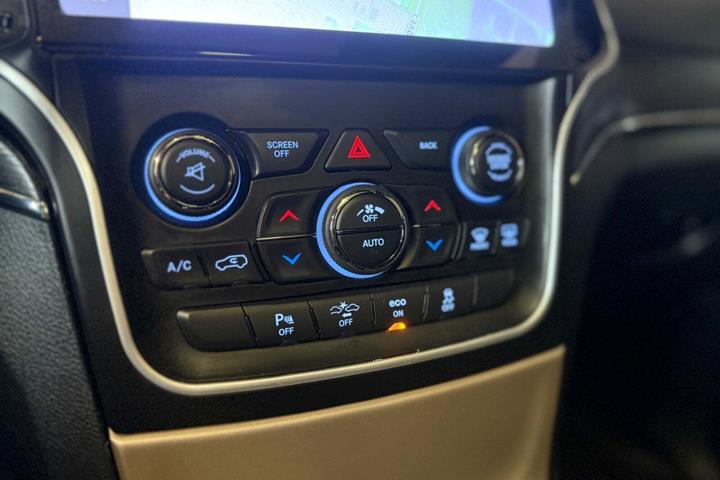 Hvid Jeep Grand Cherokee fra 2015 set indefra