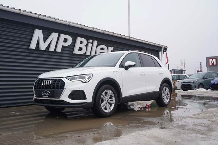 Hvid Audi Q3 fra 2021 set udefra