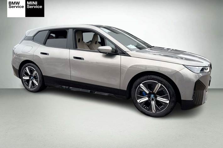 Grå BMW iX fra 2024