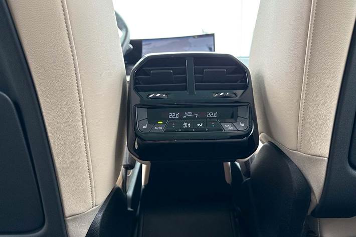 Grå BMW iX fra 2024