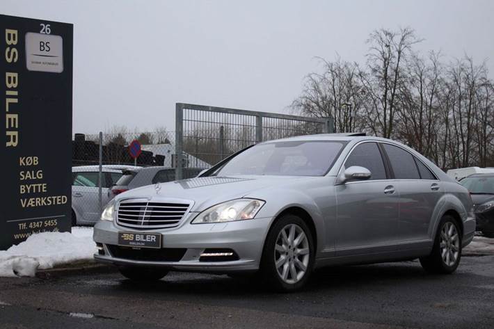 Sølv Mercedes S500 fra 2007 set udefra