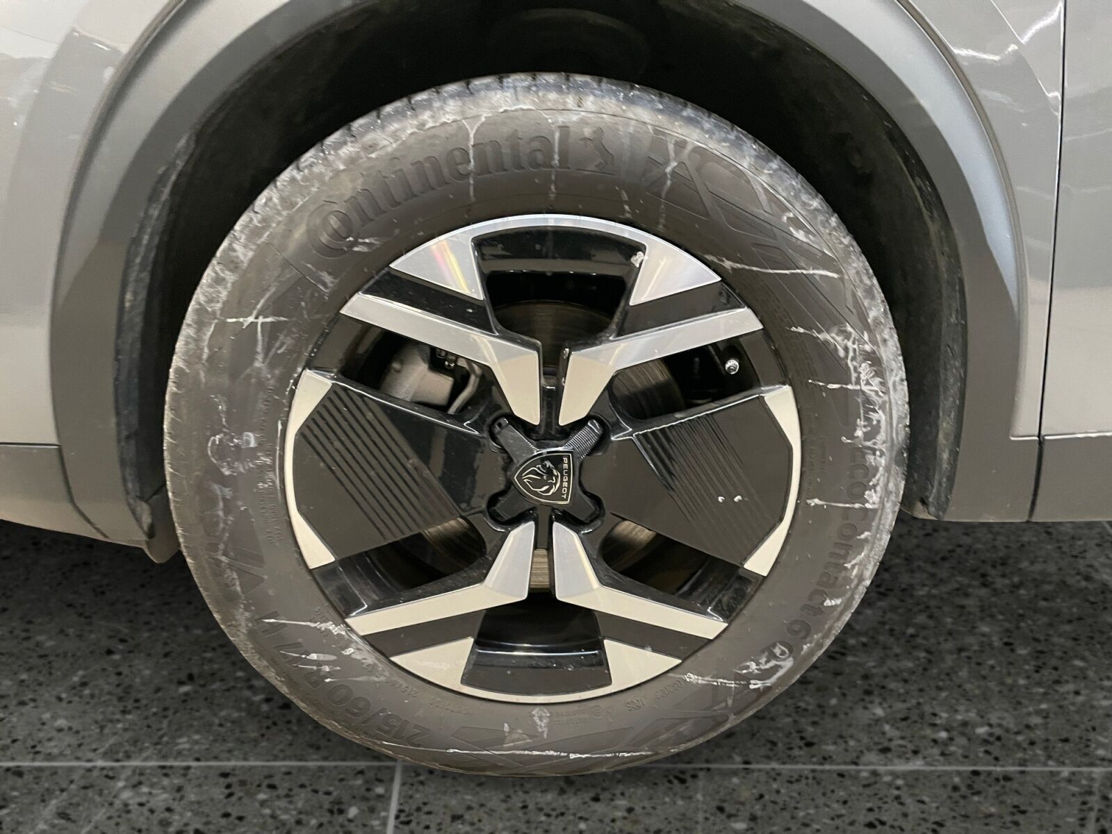 Grå Peugeot e-2008 fra 2025