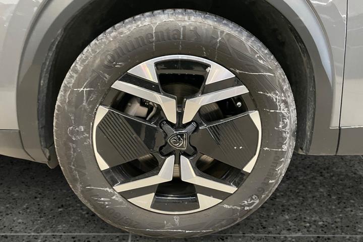 Grå Peugeot e-2008 fra 2025