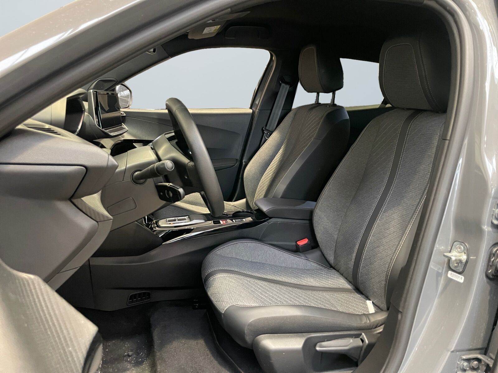 Grå Peugeot e-2008 fra 2025