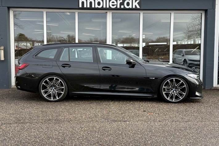 Sort BMW 330e fra 2023