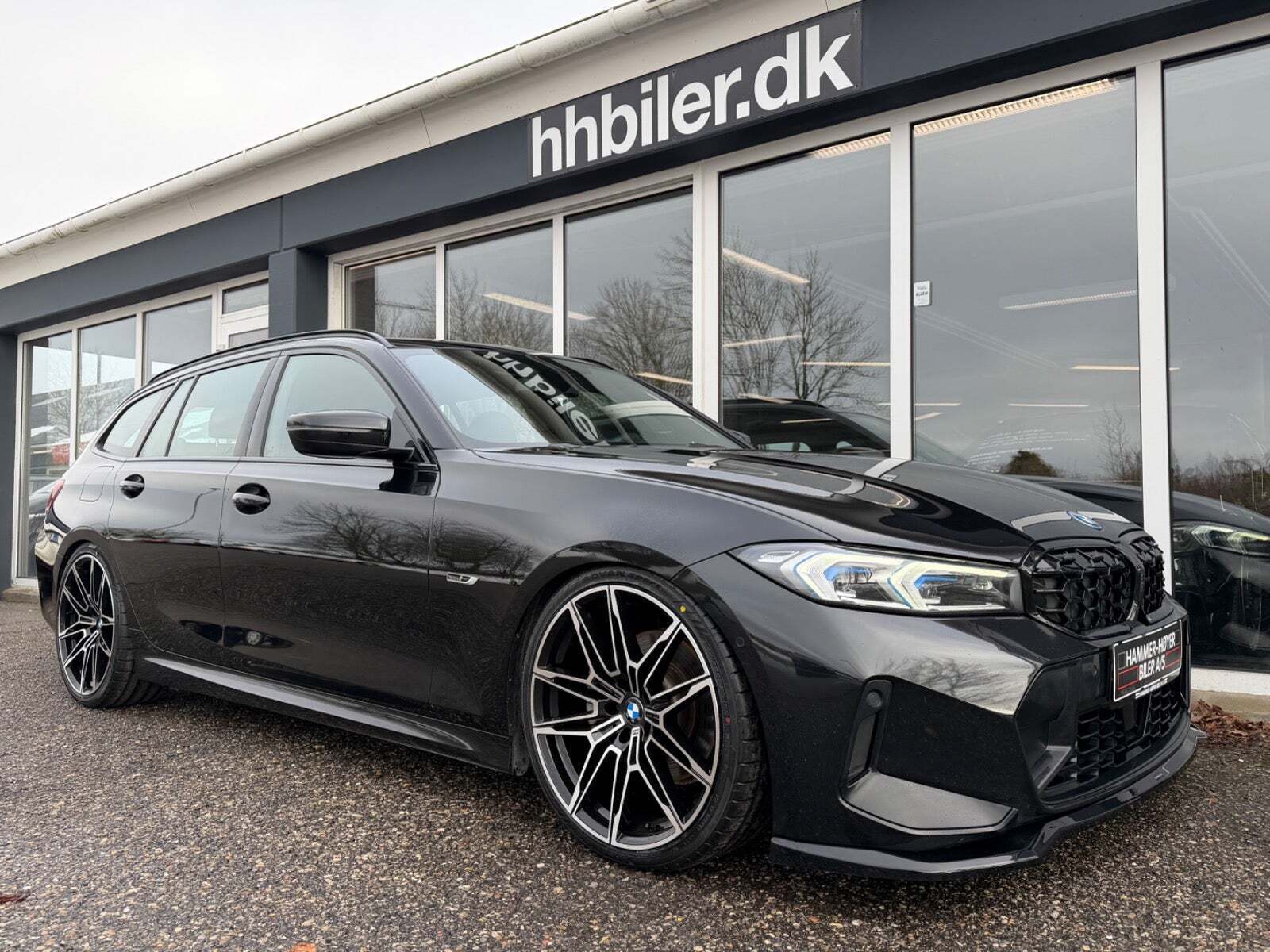 Sort BMW 330e fra 2023