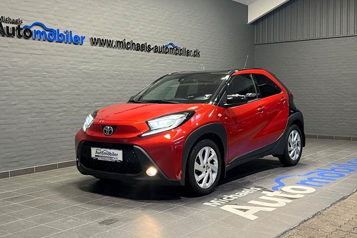 Rød Toyota Aygo X fra 2022 set udefra