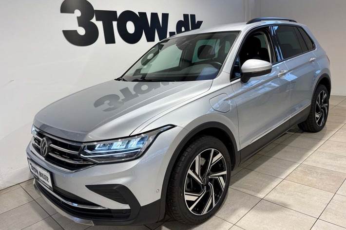 Sølv VW Tiguan fra 2021 set udefra