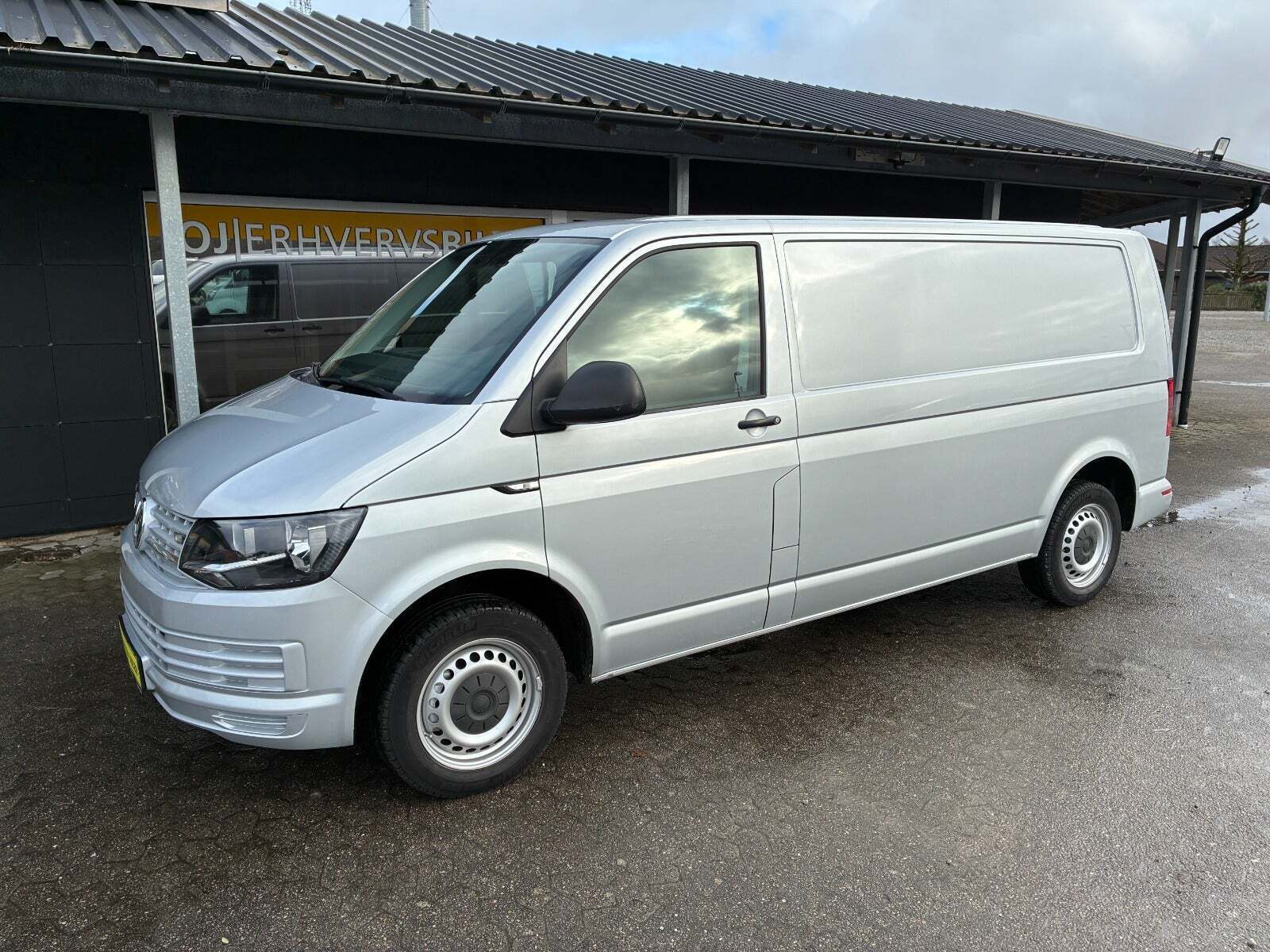 VW Transporter 2,0 TDi 150 Kassevogn lang