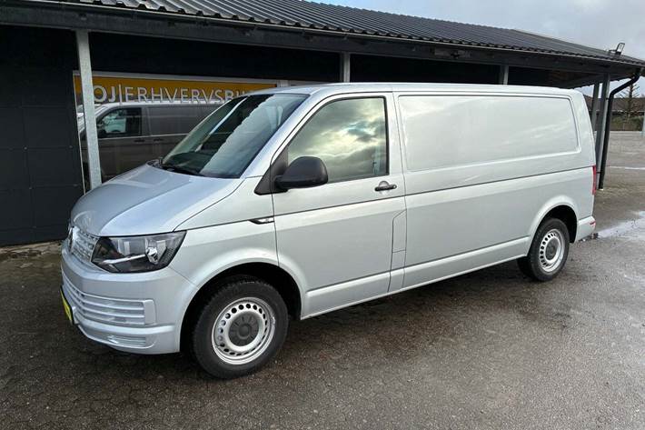 Sølv VW Transporter fra 2017
