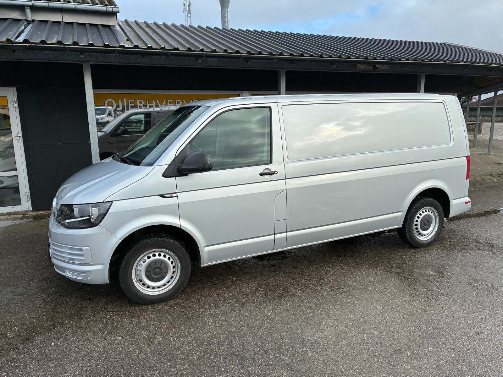 Sølv VW Transporter fra 2017