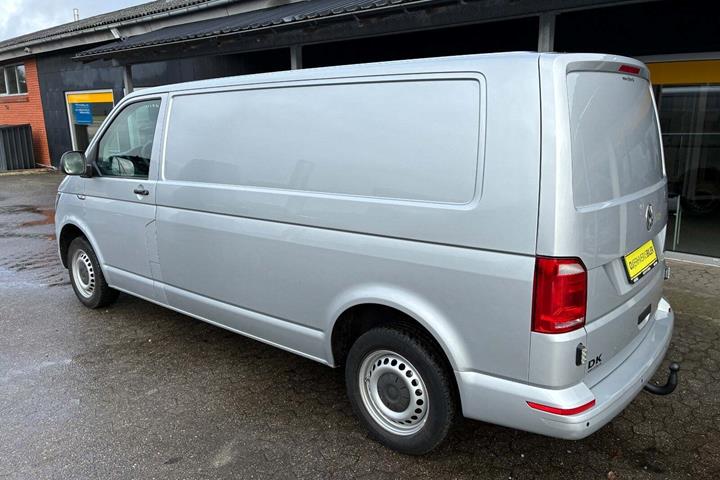 Sølv VW Transporter fra 2017