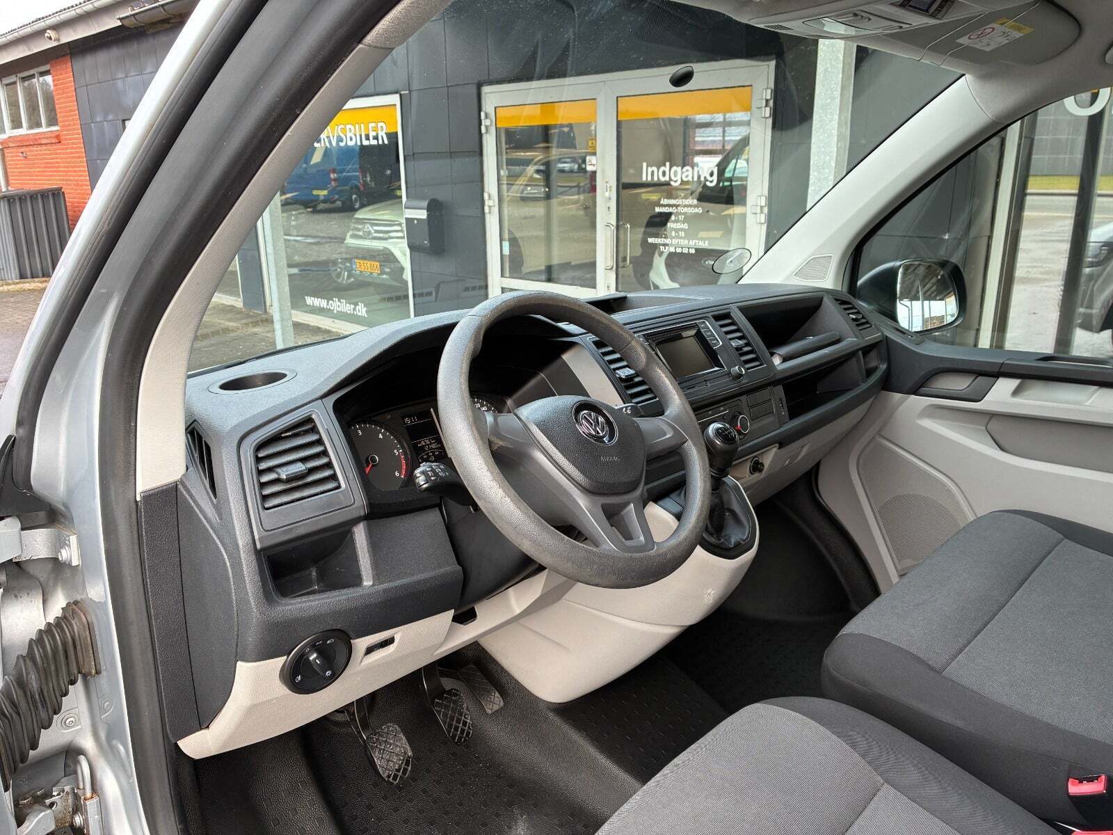 Sølv VW Transporter fra 2017