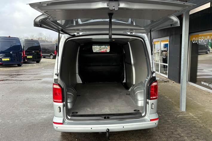 Sølv VW Transporter fra 2017