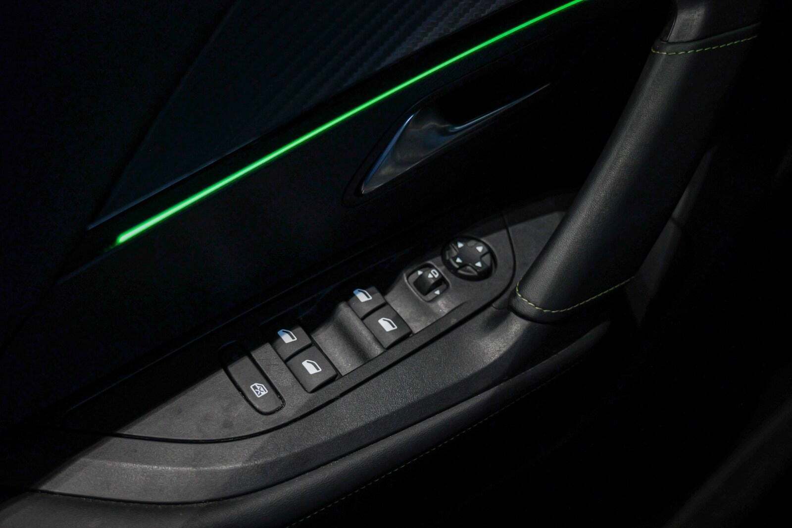 Sort Peugeot e-2008 fra 2022