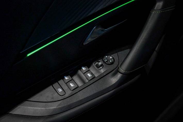 Sort Peugeot e-2008 fra 2022