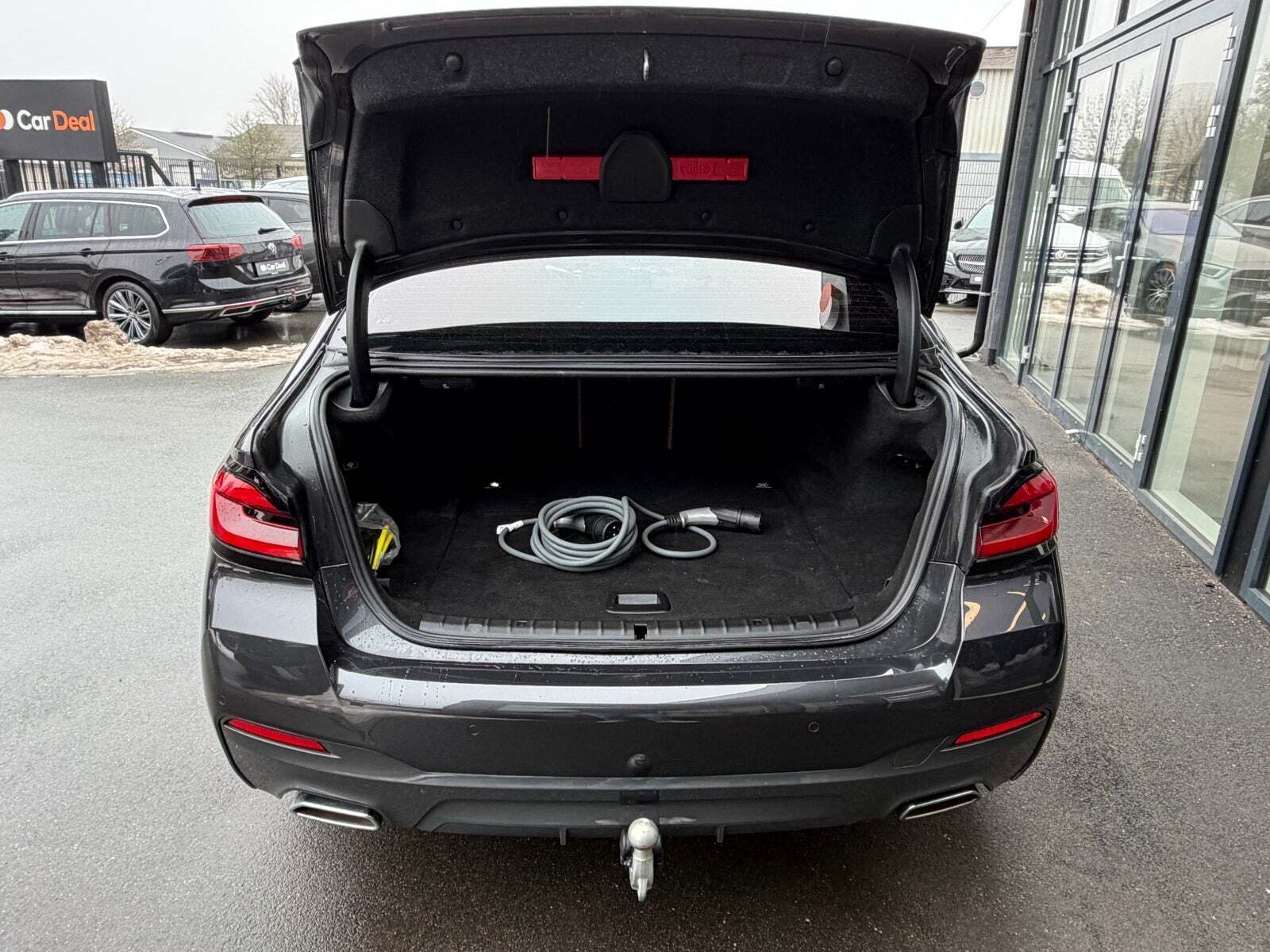 Grå BMW 545e fra 2022