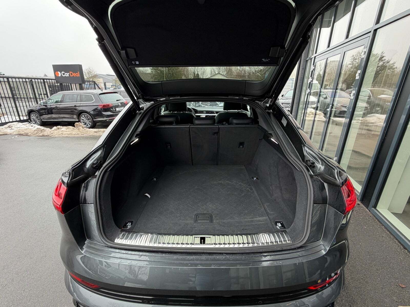 Grå Audi e-tron fra 2022