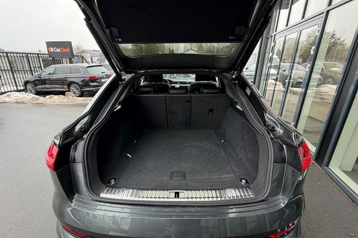 Grå Audi e-tron fra 2022