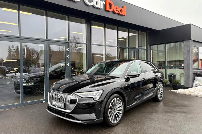 Sort Audi e-tron fra 2022 set udefra