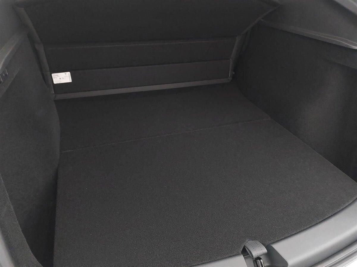 Hvid Tesla Model Y fra 2022