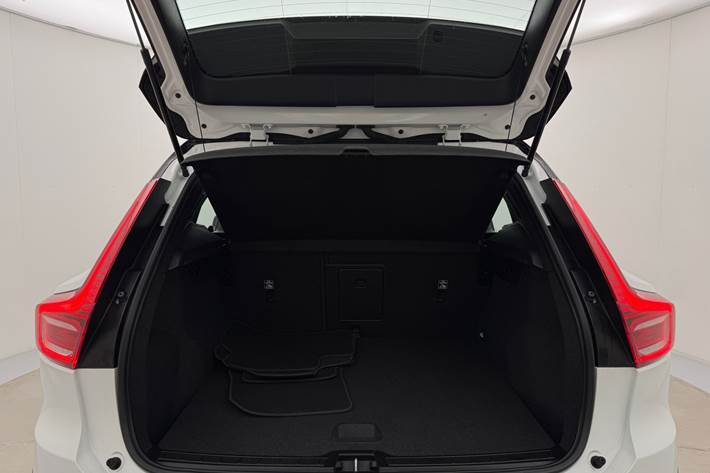 Hvid Volvo XC40 fra 2023