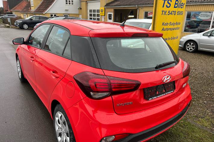 Rød Hyundai i20 fra 2018