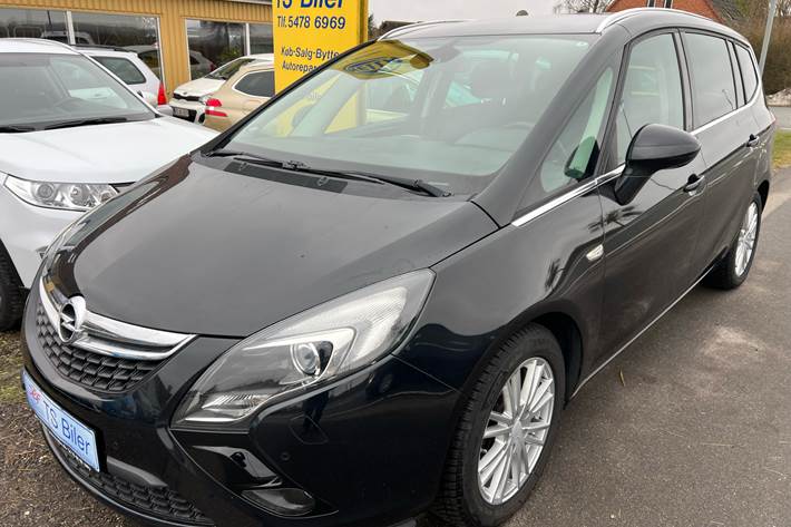 Sort Opel Zafira fra 2015 set udefra