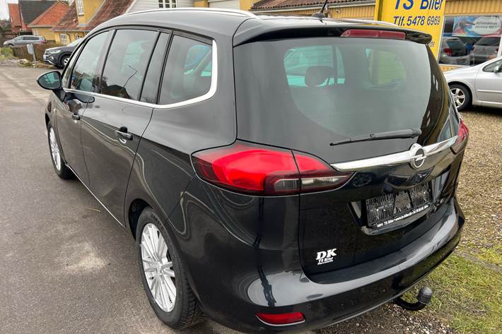 Sort Opel Zafira fra 2015