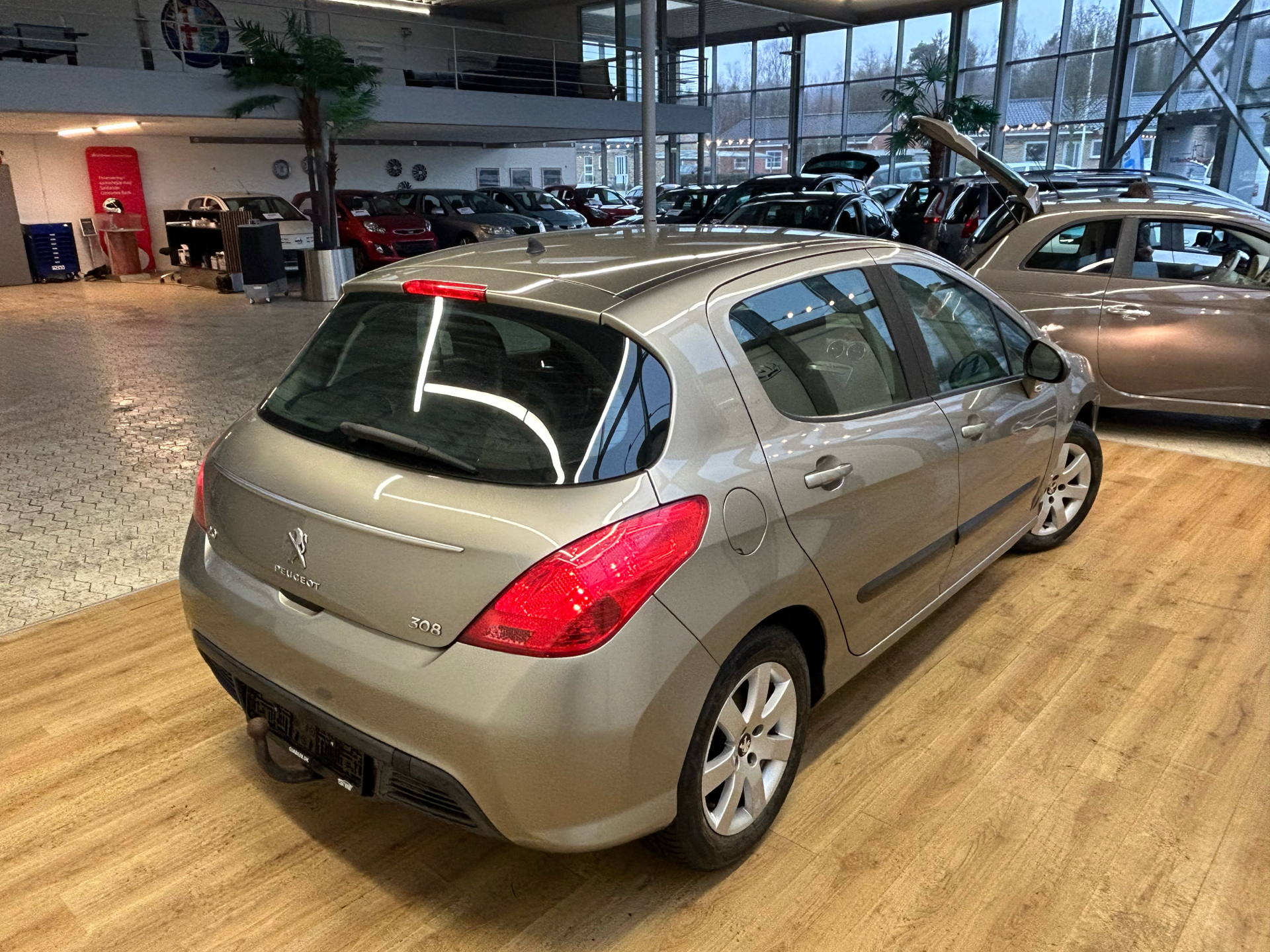 Brun Peugeot 308 fra 2012