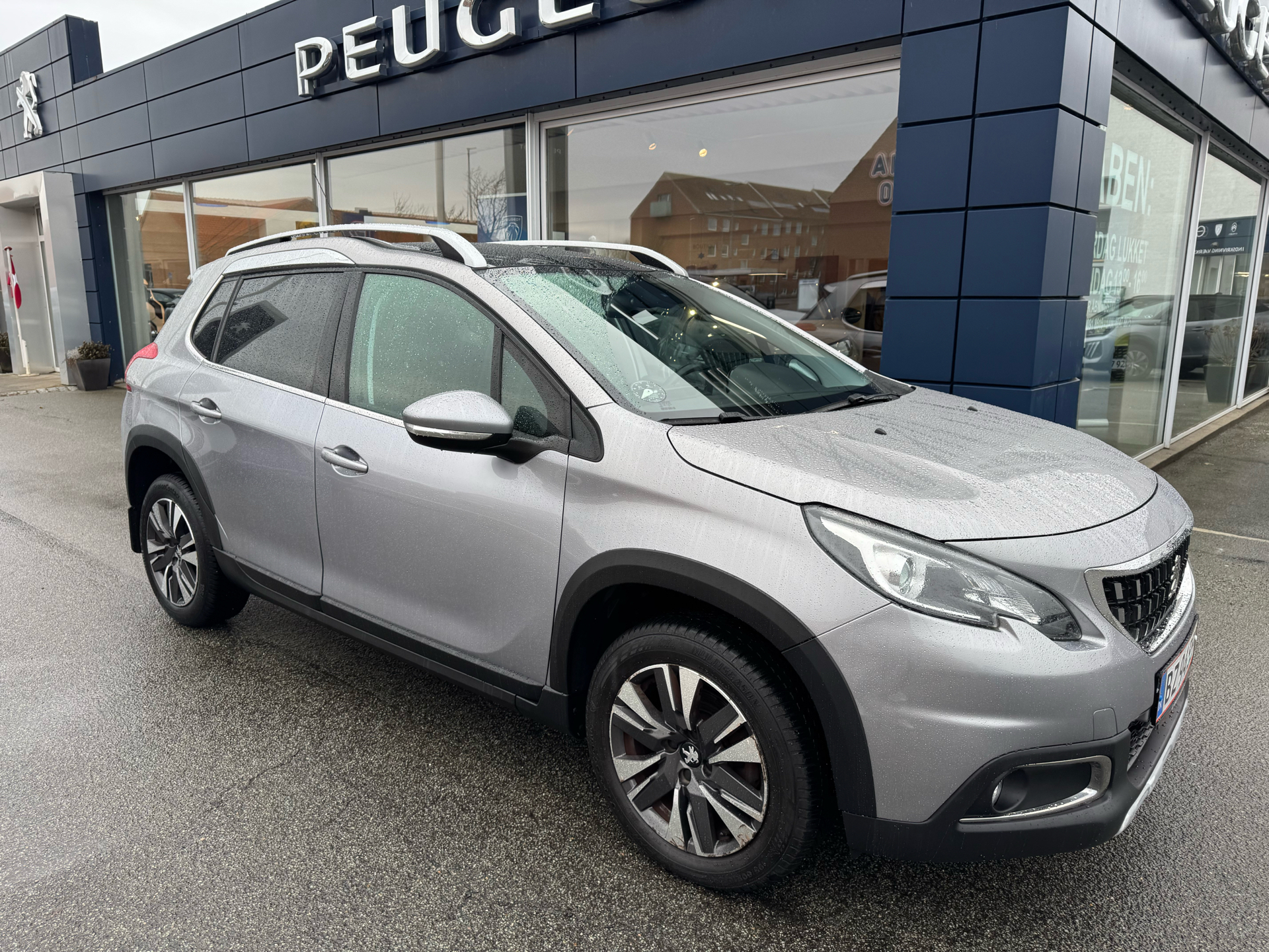 Peugeot 2008 1,2 e-THP Selection Sky 110HK 5d
