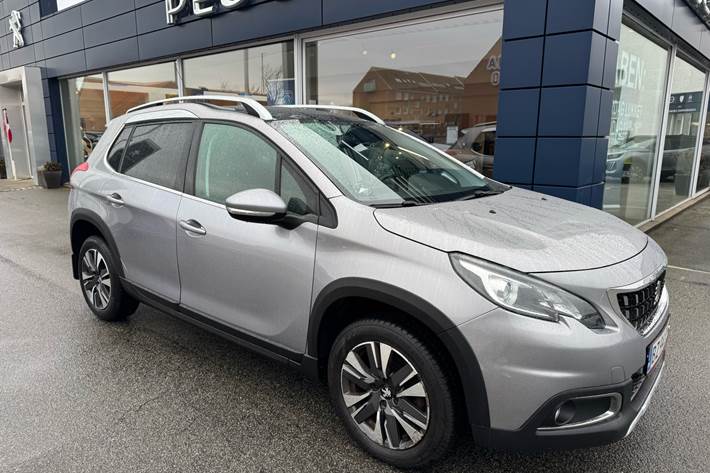 Grå Peugeot 2008 fra 2018 set udefra