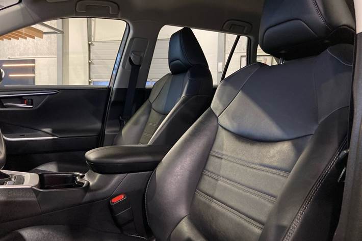 Grå Toyota RAV4 fra 2019