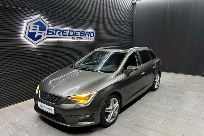 Grå Seat Leon fra 2014 set udefra