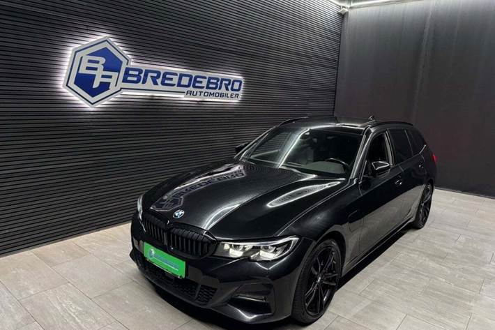 Sort BMW 330e fra 2020 set udefra