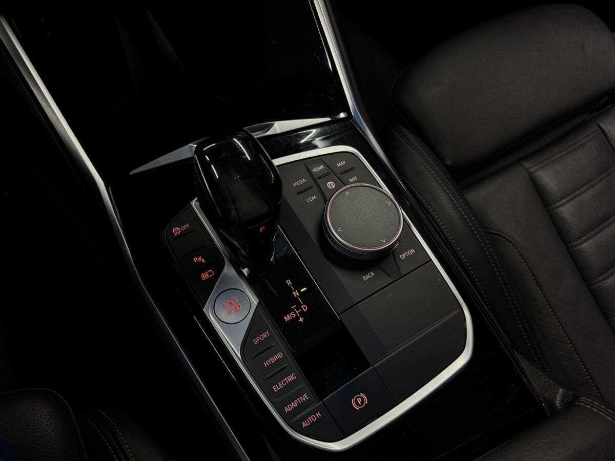 Sort BMW 330e fra 2020