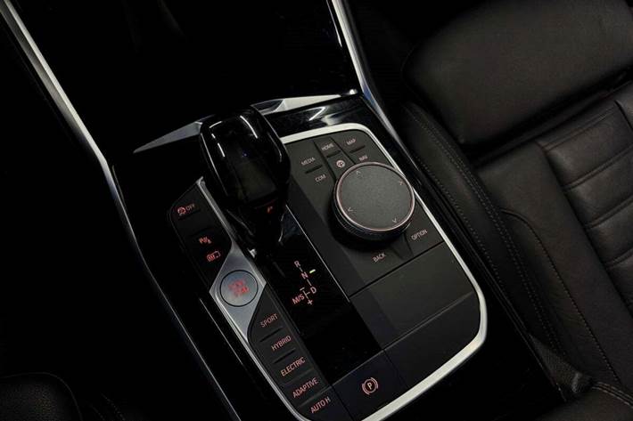 Sort BMW 330e fra 2020