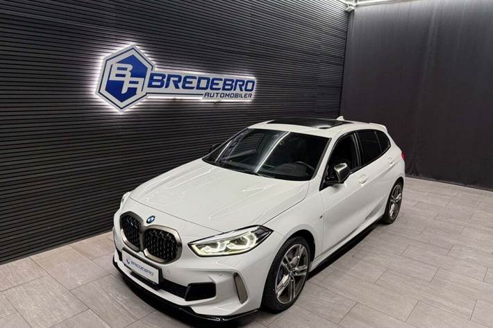 Hvid BMW M135i fra 2020 set udefra