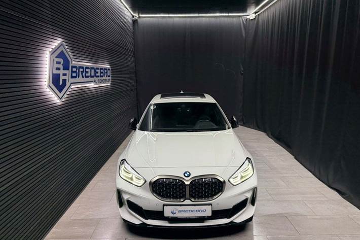 Hvid BMW M135i fra 2020 set udefra