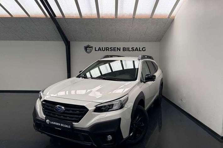 Hvid Subaru Outback fra 2023 set udefra