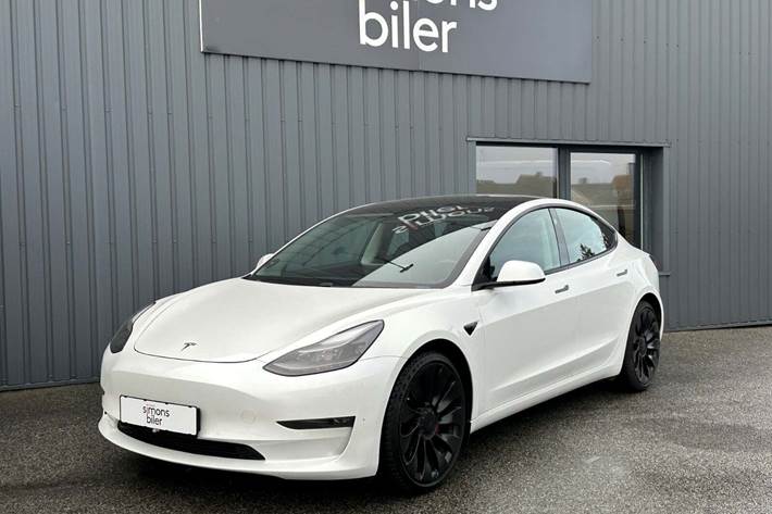 Hvid Tesla Model 3 fra 2021 set udefra