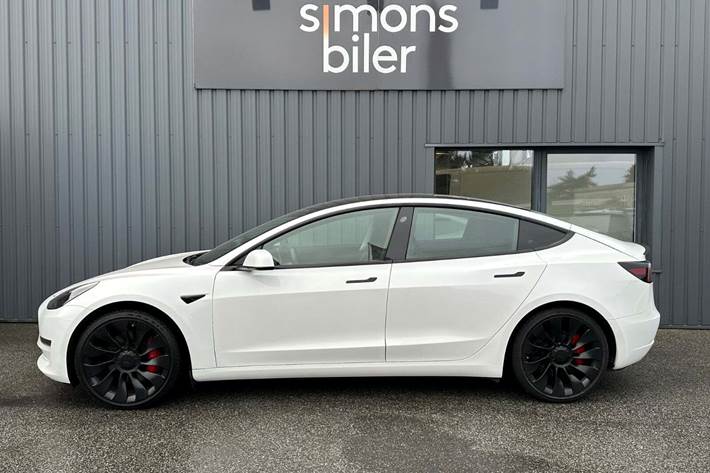 Hvid Tesla Model 3 fra 2021