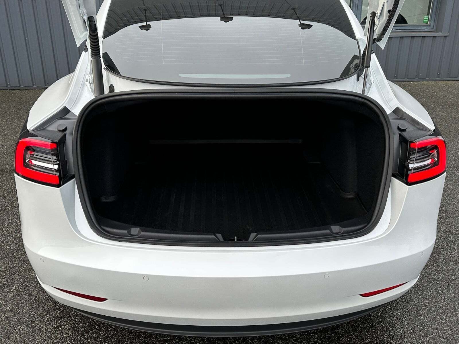 Hvid Tesla Model 3 fra 2021