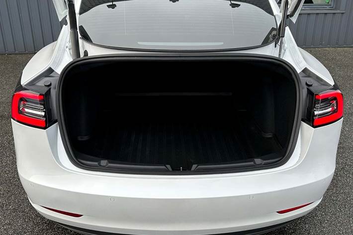 Hvid Tesla Model 3 fra 2021