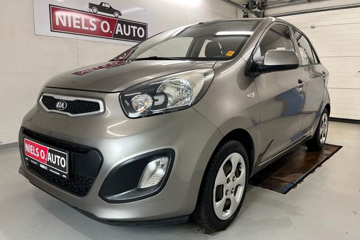 Grå Kia Picanto fra 2013 set udefra